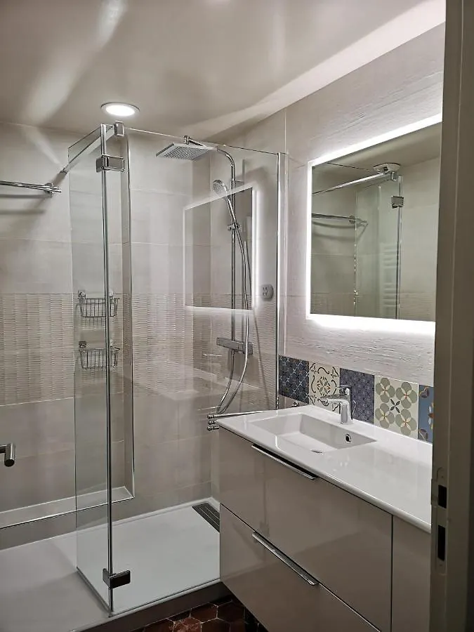 Appartement De Caractere Entre St Remy Et Avignon, 74M2, 2 A 4 Personnes Noves