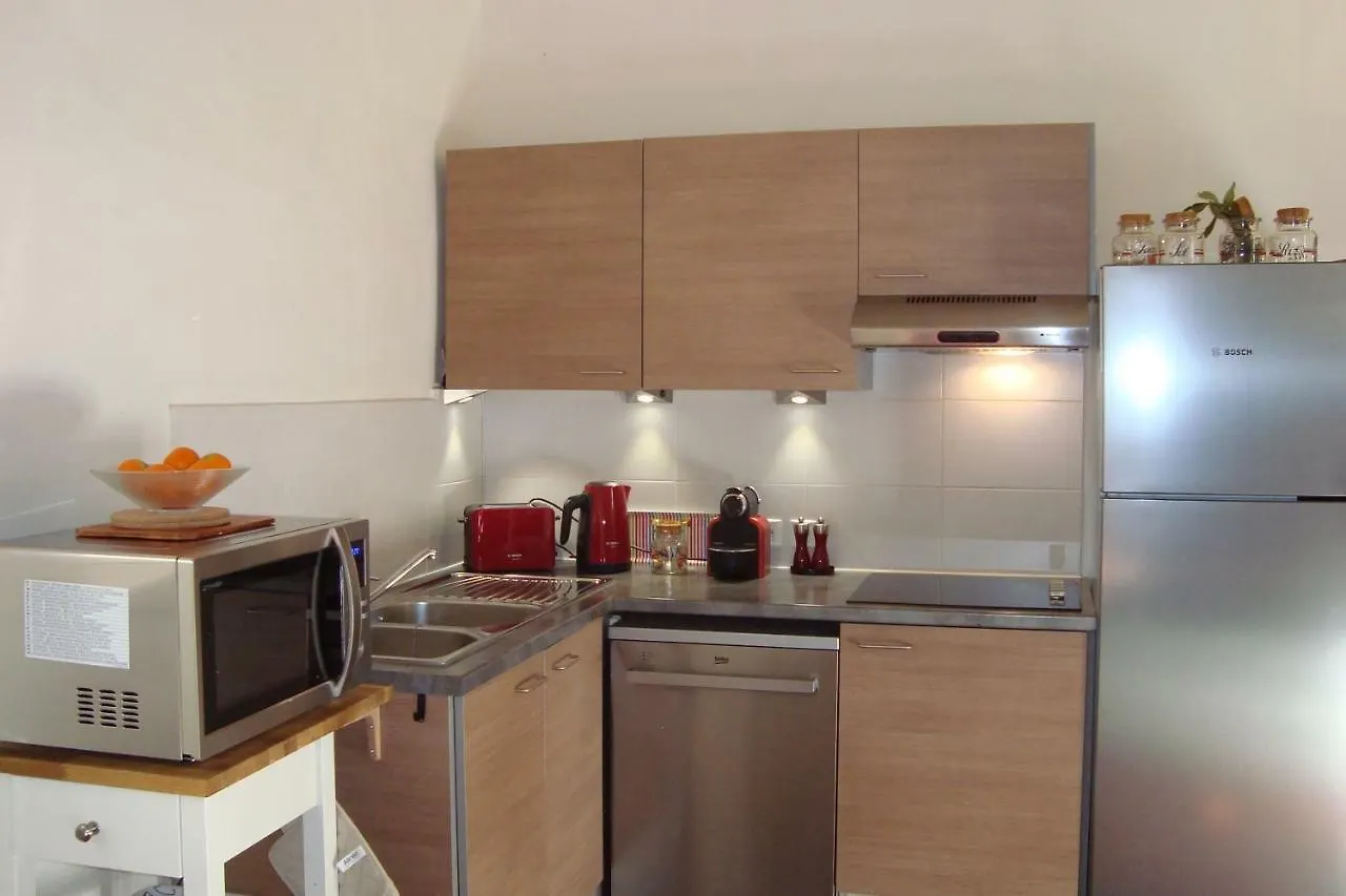 Appartement De Caractere Entre St Remy Et Avignon, 74M2, 2 A 4 Personnes Noves 0*,  France